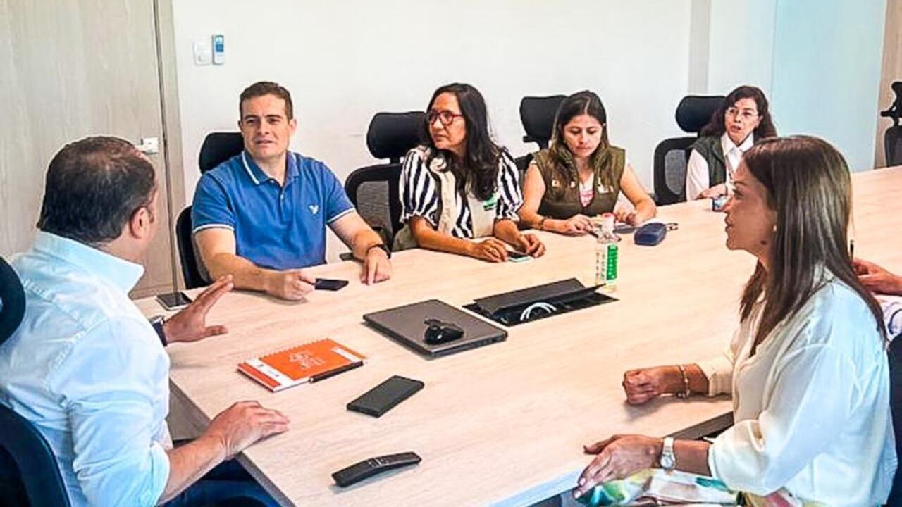 El director general encargado del ICBF, Álvaro González, junto al gobernador de La Guajira, José Jaime Vega, la directora del ICBF Guajira, Yaneris Cotes, la directora de Nutrición, Zulma Fonseca, la directora de Protección, Martha Tovar y parte del equipo asesor.