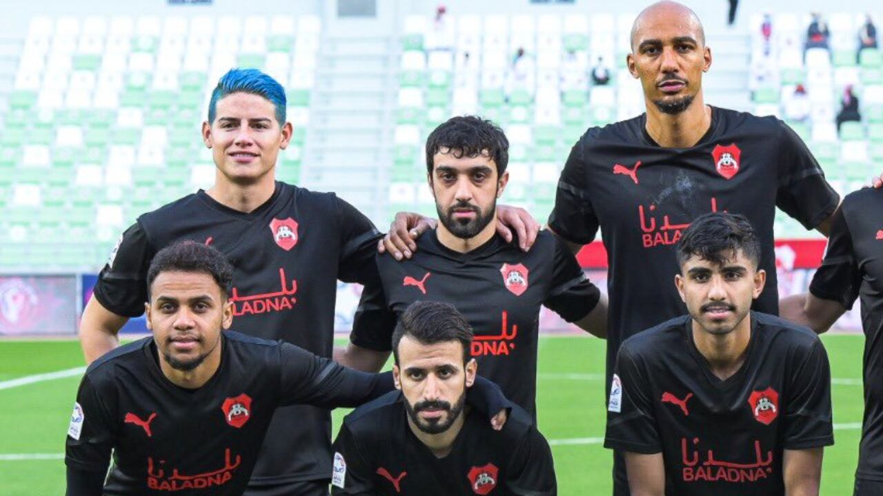 James Rodríguez posa junto a sus compañeros antes del partido frente al Al- Shamal