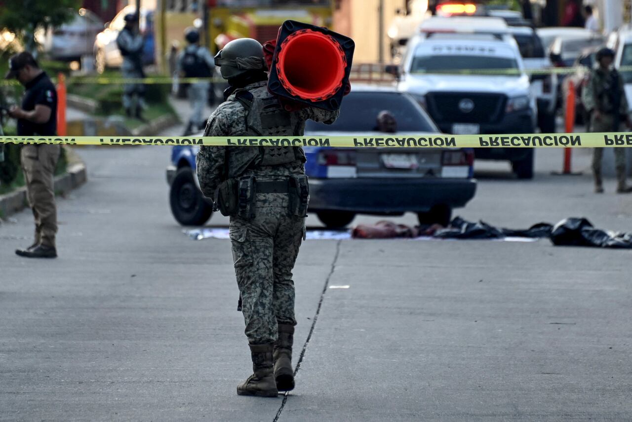 Personal forense trabaja en el sitio donde fueron abandonados pedazos de cuerpo humano en la ciudad portuaria turística de Acapulco, estado de Guerrero, México, el 7 de julio de 2024.