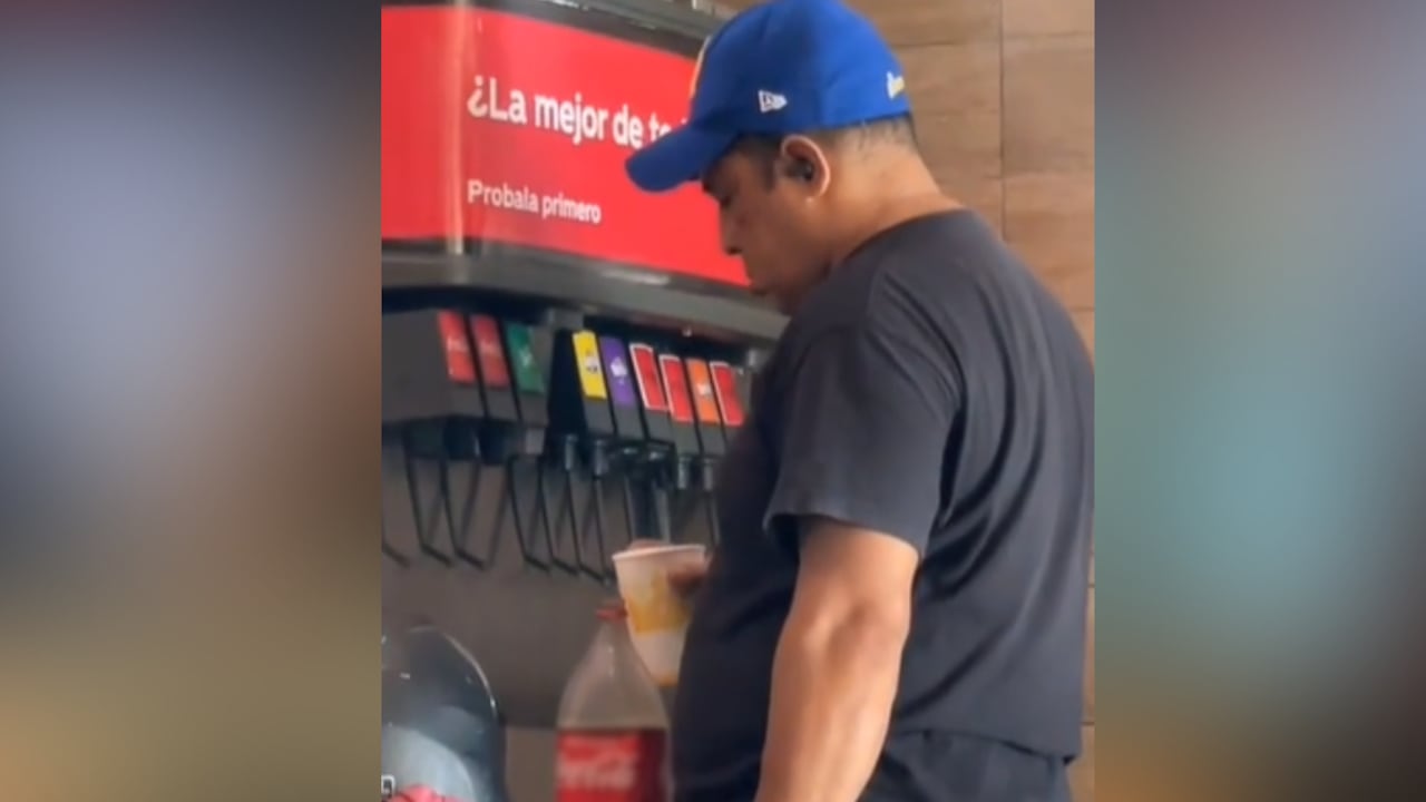 Video de hombre que aprovecha refill de restaurante para llenar botella de 2 litros de gaseosa se hace viral.