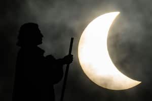 La estatua del misionero luterano danés-noruego Hans Egede se recorta durante un eclipse solar parcial el 29 de marzo de 2025 en Nuuk, Groenlandia.