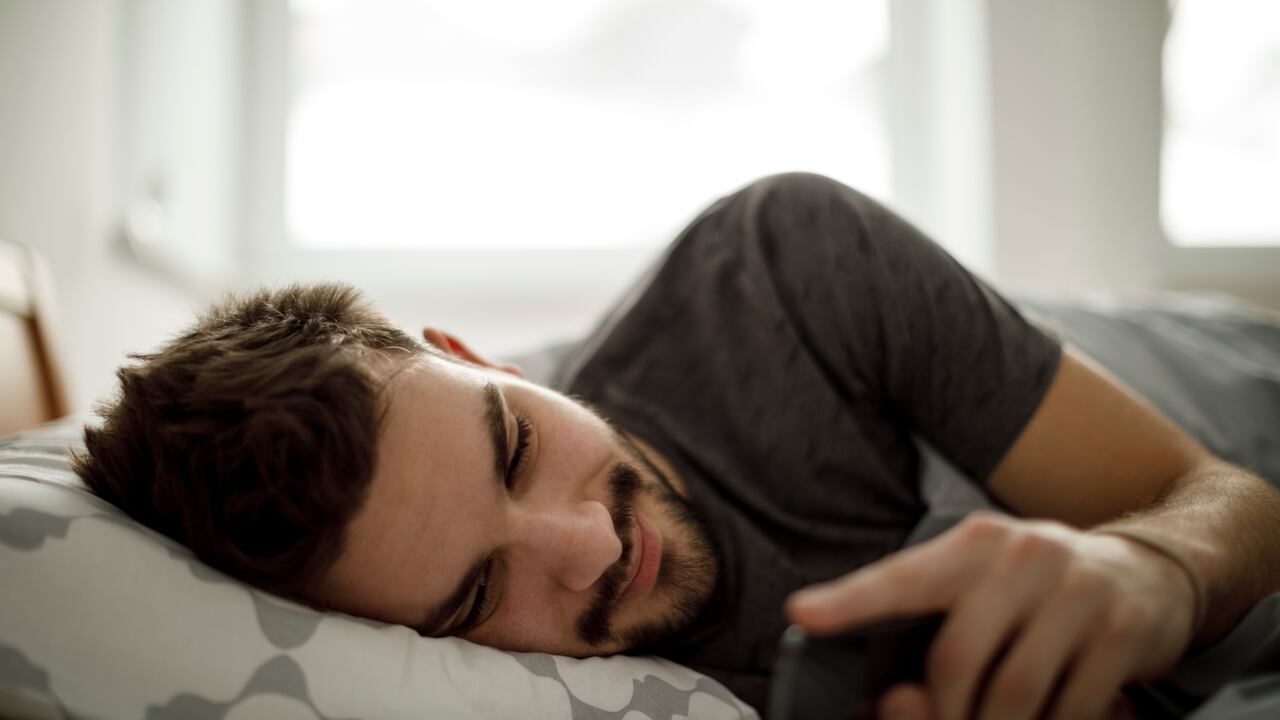 Si está pensando en ti no se despegará ni un momento de su celular esperando tu mensaje.