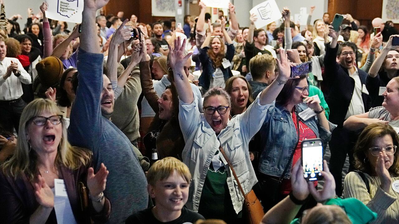Columbus, Estados Unidos | AFP | miércoles 08/11/2023 - 01:27 UTC-5 | 673 palabras
ACTUALIZA CON DECLARACIONES, REACCIÓN DEL CAMPO ANTIABORTO Y VOTO SOBRE EL CANNABIS
por Inès BEL AIBA
Los electores de Ohio aprobaron el martes consagrar el derecho al aborto en la Constitución de ese estado controlado por los republicanos, según las proyecciones de la prensa estadounidense, una victoria contundente para los demócratas del presidente Joe Biden a un año de las elecciones presidenciales.
Señal de la importancia de esta cuestión para la campaña de 2024, en el estado conservador vecino de Kentucky, el gobernador demócrata Andy Beshear consiguió en paralelo su reelección tras hacer del derecho al aborto uno de sus caballos de batalla, según estos mismos medios.
En Ohio, el "sí" a incorporar una enmienda a la Constitución estatal que afirma el derecho a "tomar y llevar a cabo sus propias decisiones reproductivas" obtuvo un 55% de los votos, según una proyección del diario The New York Times.
La noticia se acogió con una explosión de alegría en una concentración de la coalición favorable al derecho del aborto en Columbus, la capital de este estado del Medio Oeste controlado por los republicanos.
"No tengo palabras para expresar lo que siento", dijo a la AFP visiblemente emocionada Summer McLain, de 27 años, que ha militado sin descanso en los últimos meses.
La coalición antiaborto Protect Women Ohio declaró en nombre de sus miembros tener el "corazón roto" por estos resultados.
Ohio se une así al grupo de estados, tanto progresistas como conservadores, que el año pasado votaron sistemáticamente a favor del derecho a la interrupción del embarazo, para sorpresa de los republicanos.
- "Los trumpistas han perdido" -
La votación fue seguida de cerca por todo el país porque permite tomar la temperatura entre los electores a un año de las presidenciales.