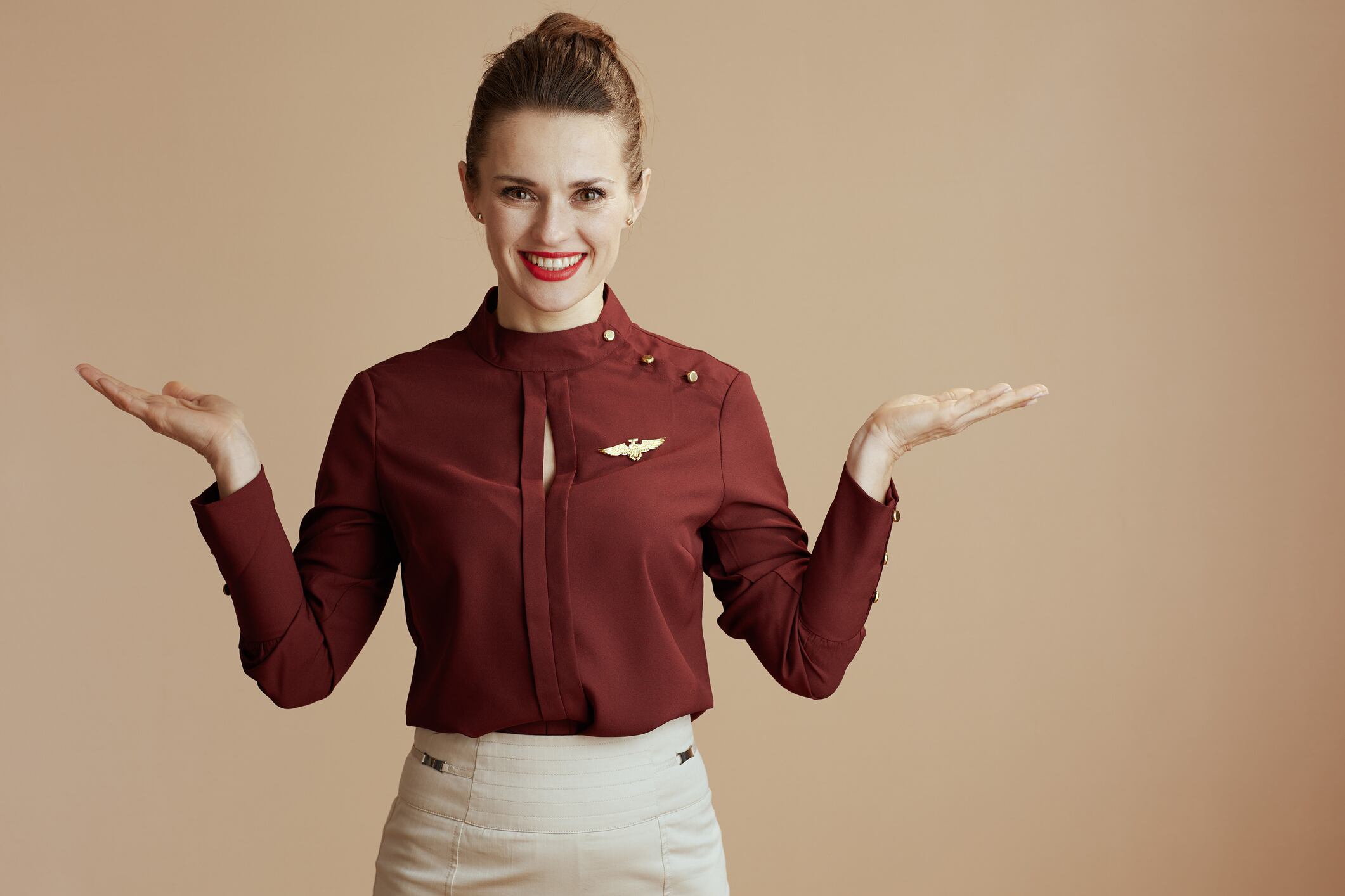 La carrera de azafata en Colombia exige una preparación rigurosa que abarca tanto la teoría como la práctica.