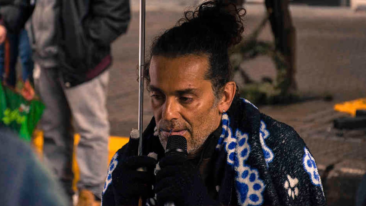 John Fitzgerald, artista que protesta con una huelga de hambre.