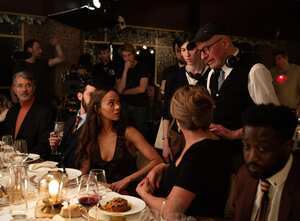 Jacques Audiard, director de Emilia Pérez, dando instrucciones