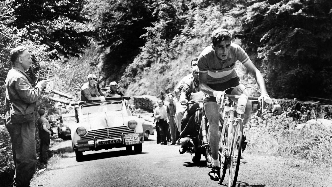 El ciclista Federico Bahamontes durante la etapa 15 del Tour de Francia en 1958.