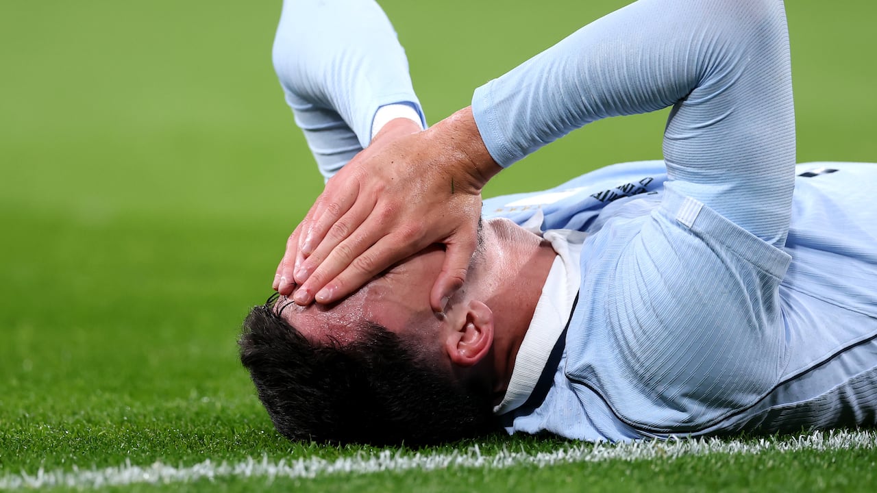 Joaquín Piquerez, de Uruguay, se lamenta en la grama de Wembley por su grave lesión.