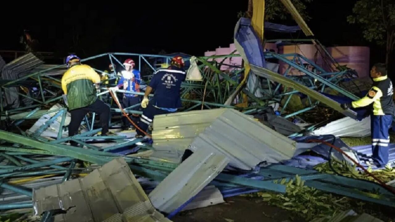 La caída de un techo en un colegio en Tailandia dejó, siete personas muertas, entre ellas cuatro menores de edad, además de 18 heridas, reportaron las autoridades.