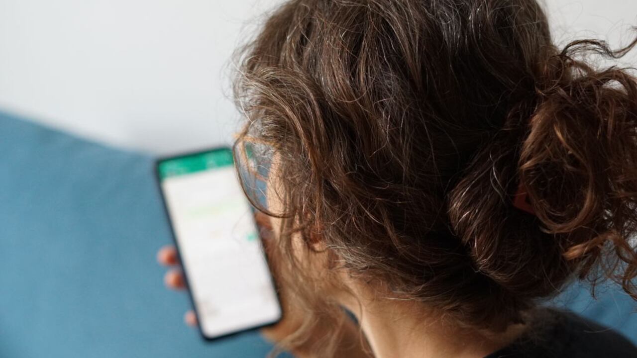 Cinco mensajes en WhatsApp que la inteligencia artificial recomienda bloquear por seguridad.