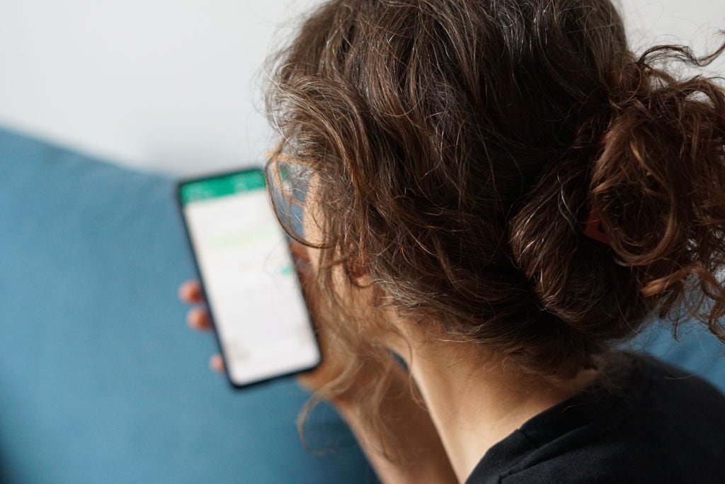 Cinco mensajes en WhatsApp que la inteligencia artificial recomienda bloquear por seguridad.