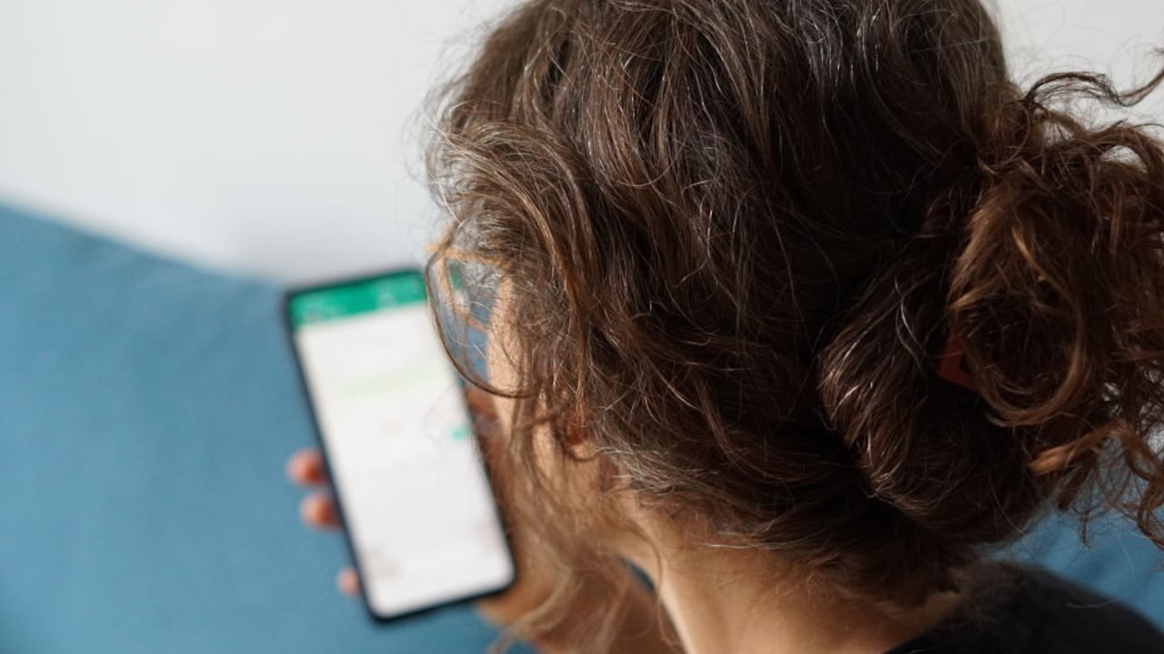 La IA advierte sobre cinco mensajes que podrían ser fraudes en WhatsApp.