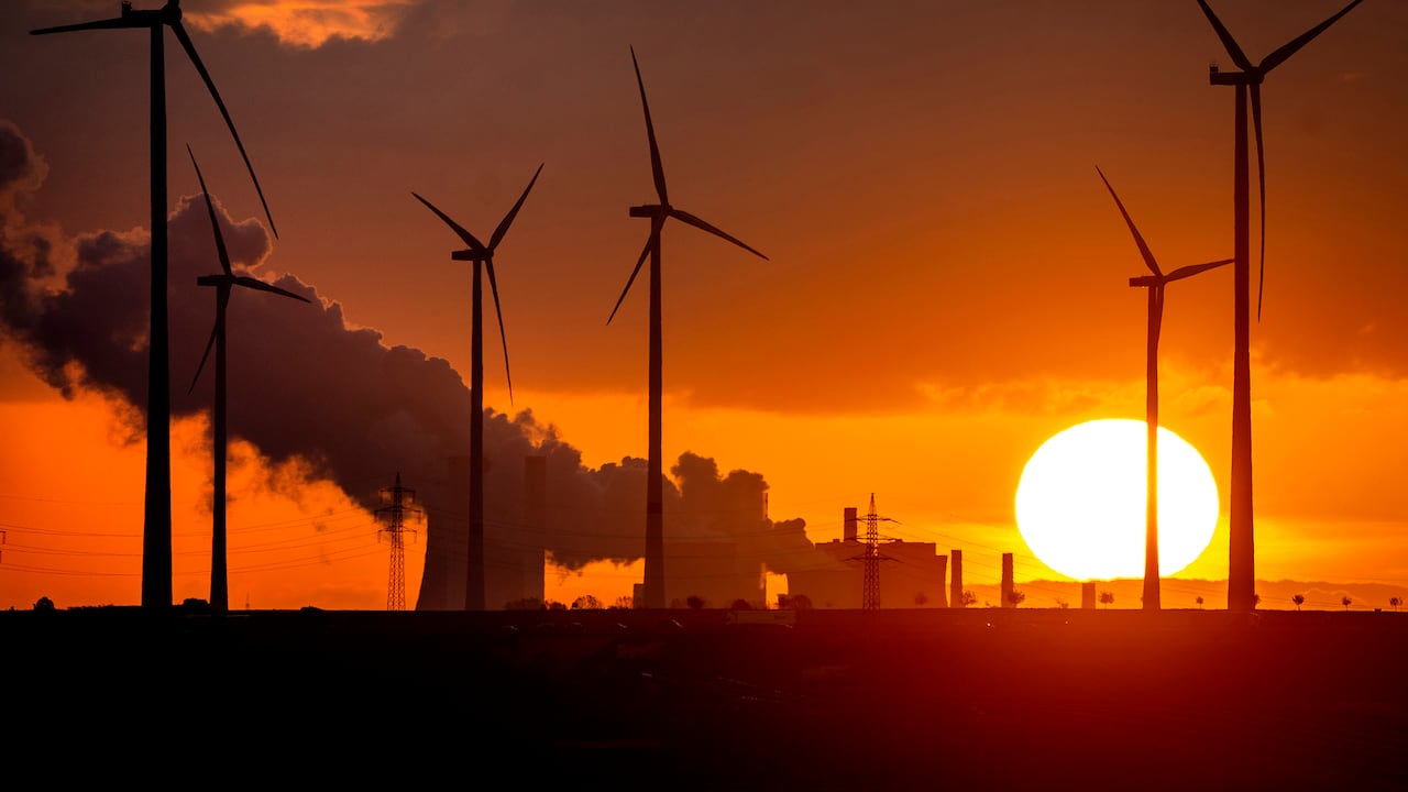 El vapor se eleva desde la planta de energía a carbón cerca de las turbinas eólicas Niederaussem, Alemania, mientras sale el sol el miércoles 2 de noviembre de 2022. La Cumbre Climática COP27 de la ONU está programada para llevarse a cabo en Sharm el-Sheikh, Egipto, a partir del domingo 2 de noviembre de 2022. 6 de noviembre.