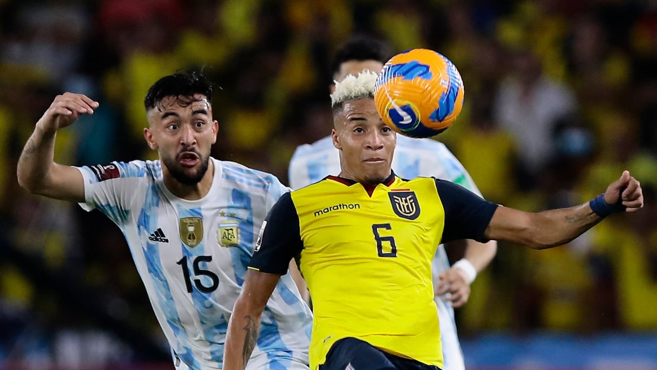 Byron Castillo enfrentando a la Selección Argentina en un partido de eliminatorias el pasado 29 de marzo.