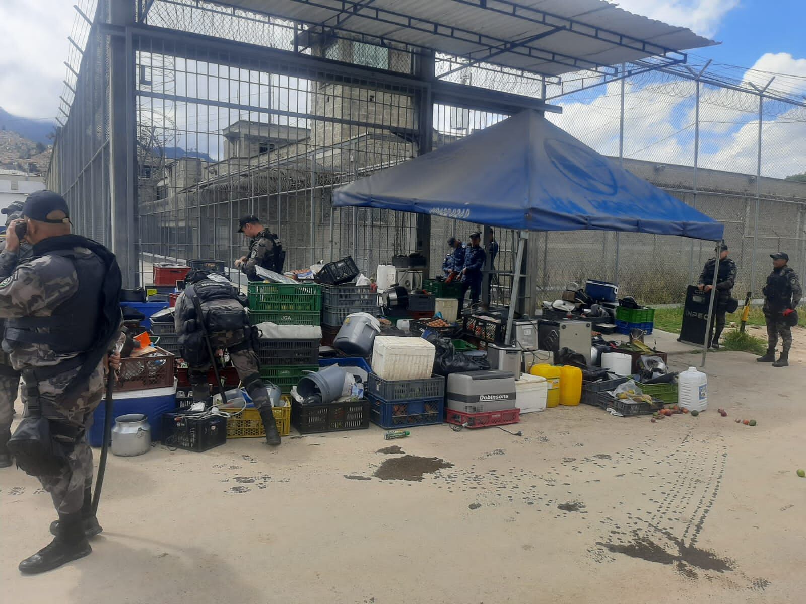 El Inpec adelantó un operativo en la cárcel La Picota en el sur de Bogotá. Los hallazgos parecen sacados de un remate en un Gastrobar.