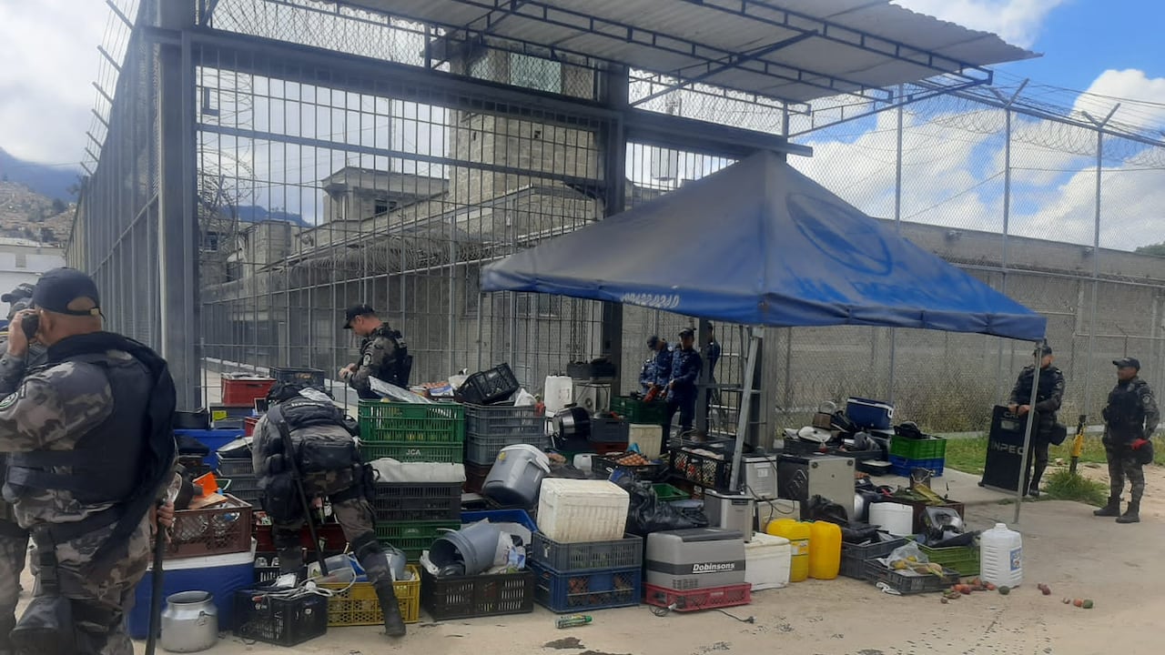 El Inpec adelantó un operativo en la cárcel La Picota en el sur de Bogotá. Los hallazgos parecen sacados de un remate en un Gastrobar.