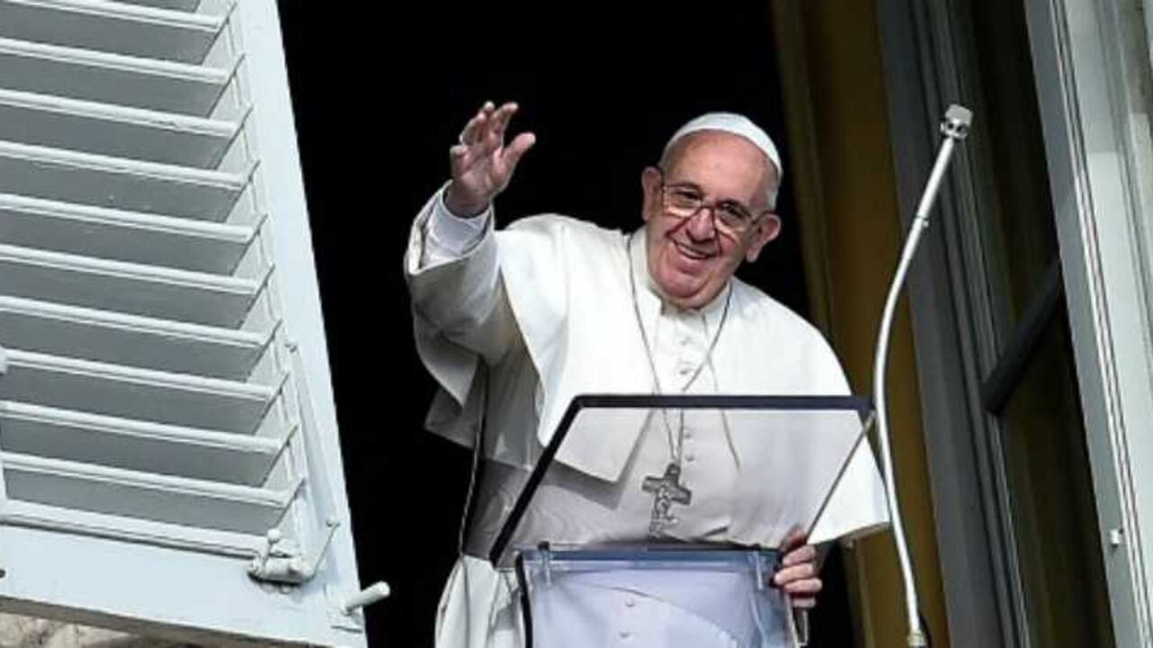 Rueda Beltz es diplomático de carrera y es exalumno del Gimnasio Moderno de Bogotá.