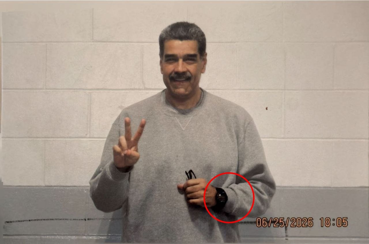 Esta es la foto en la que el derrocado dictador lleva el reloj.
