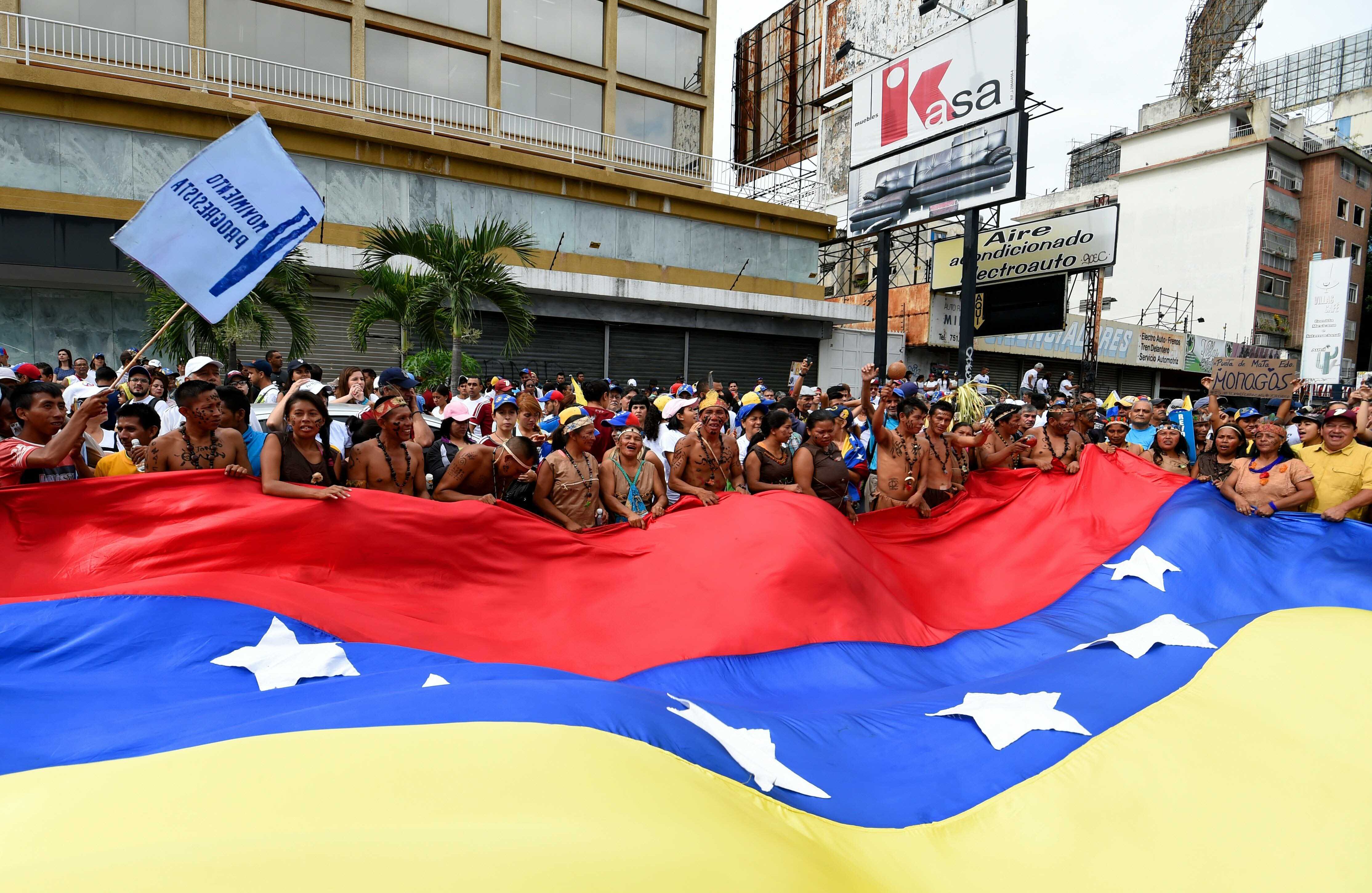 Los indígenas venezolanos se reúnen en Caracas para protestar en contra del gobierno de Nicolás Maduro y dar apoyo al proceso revocatorio por el que atraviesa el presidente de Venezuela.