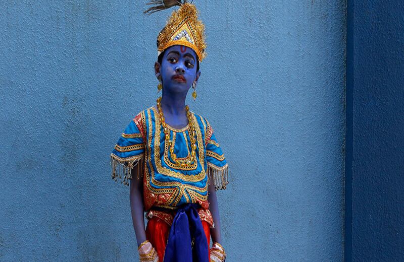 Un niño en un colegio en Munbai, India, viste como el Señor hindu Krishna en la celebración de su natalicio. 
