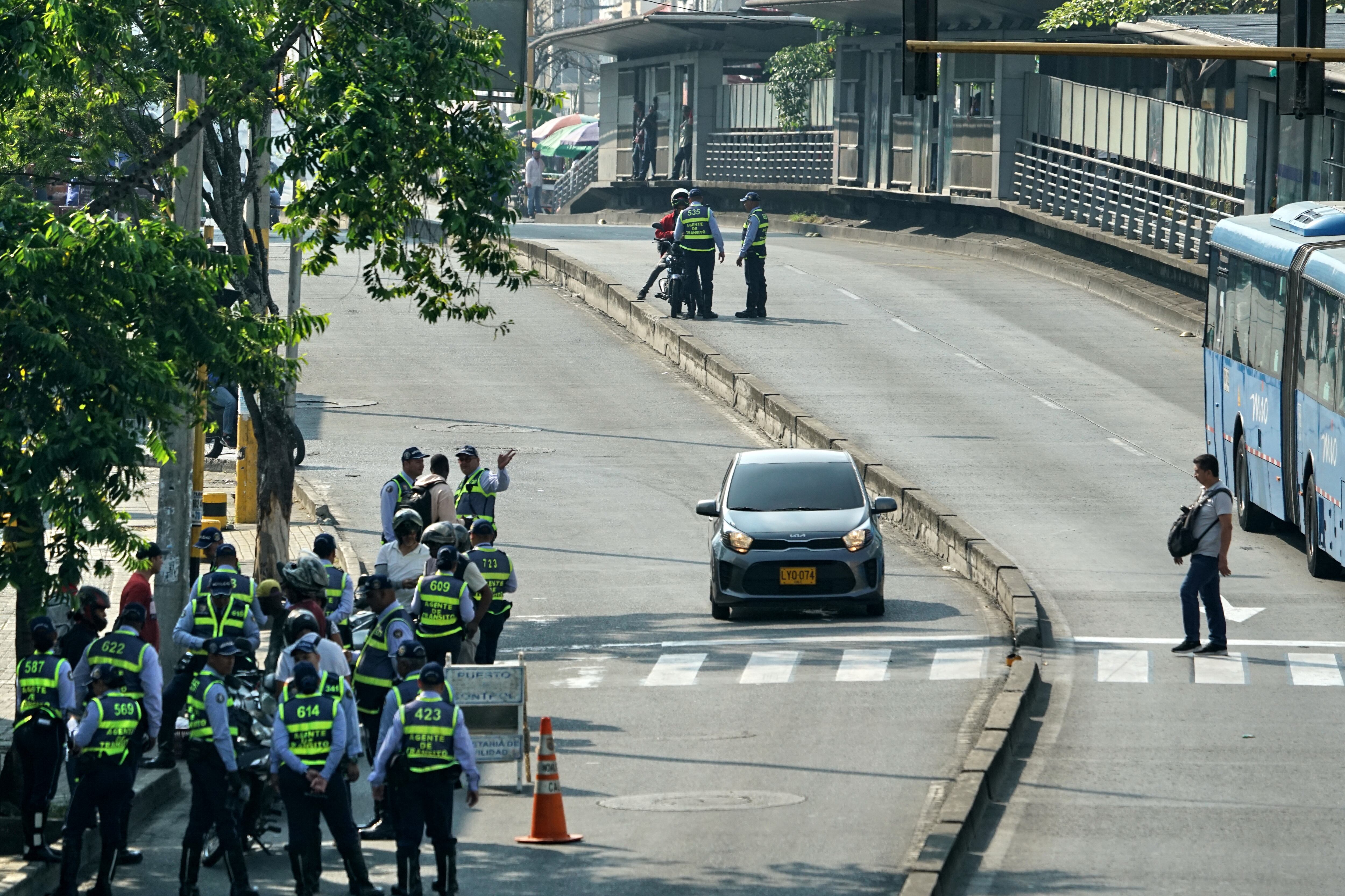 La Secretaría de Tránsito, apoyados por unidades del ejército nacional, realizan operativos de control e invasión del carril exclusivo del MIO sobre la Calle 15 con carrera 3 en el centro de Cali