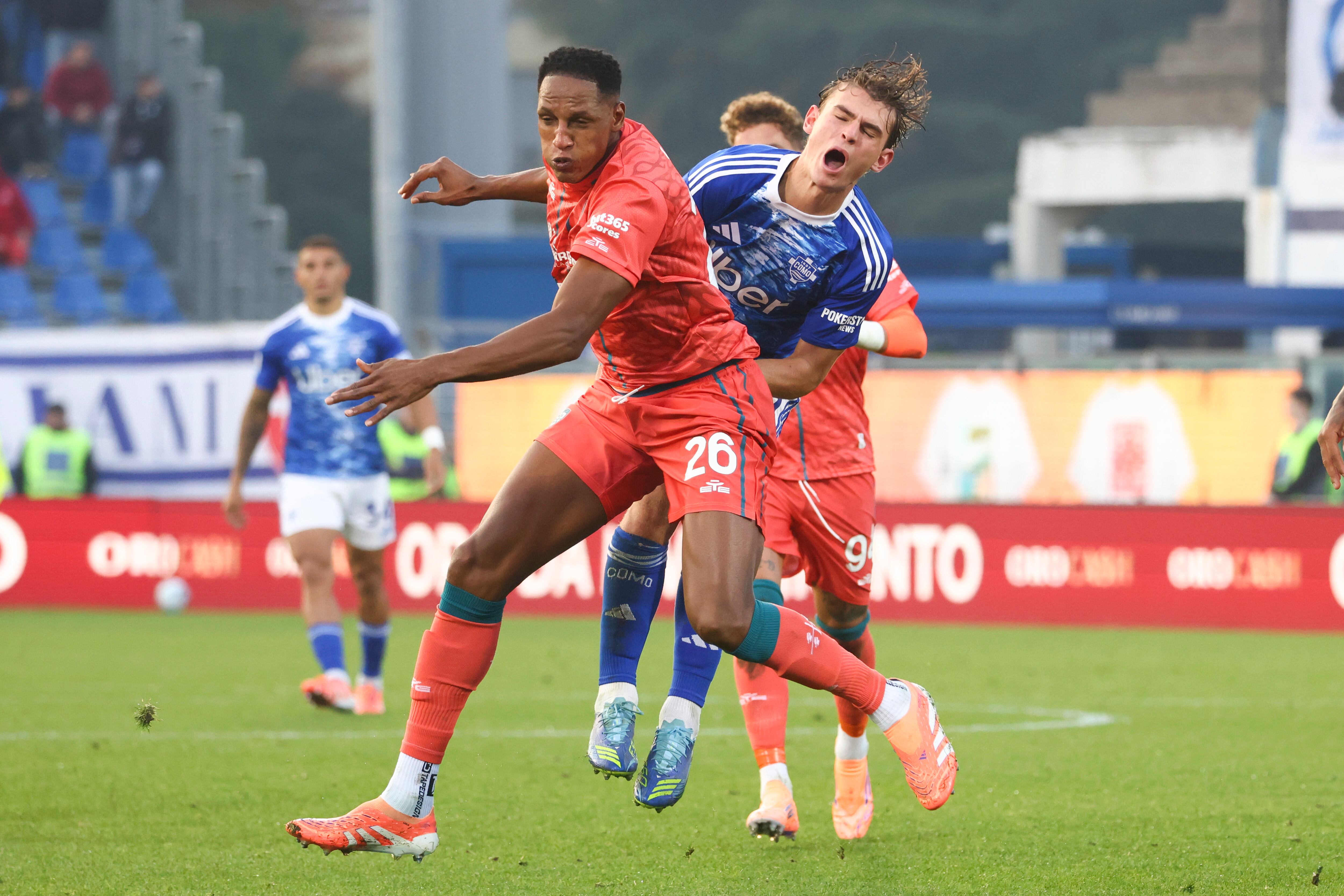 Yerry Mina haciéndose sentir ante un rival en Italia
