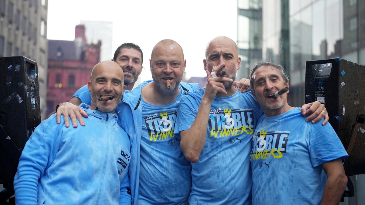 Pep Guardiola con algunos de sus ayudantes del cuerpo técnico