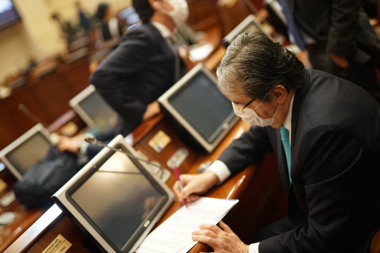 Carlos Holmes moción