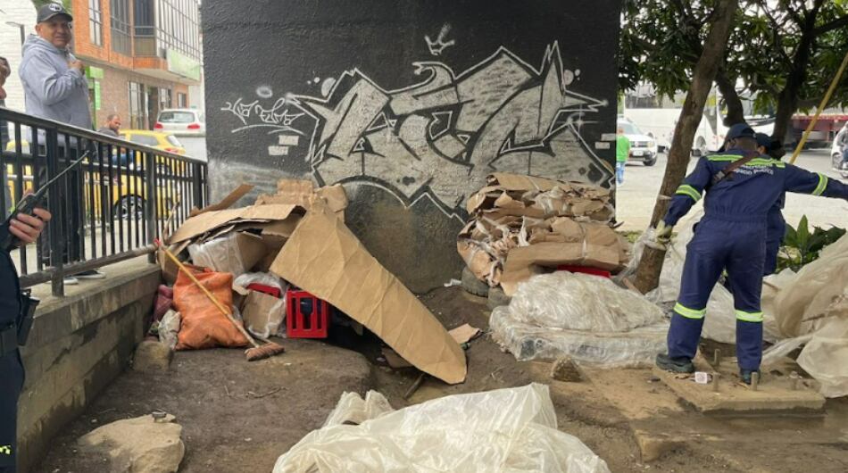 Arrojan escombros en Medellín.