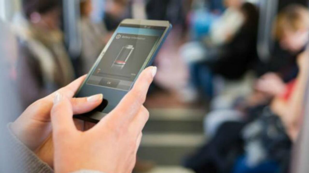 Recuerde retirar no sólo la tarjeta sim del teléfono sino también cualquier tipo de tarjeta de memoria externa, como las microSD.