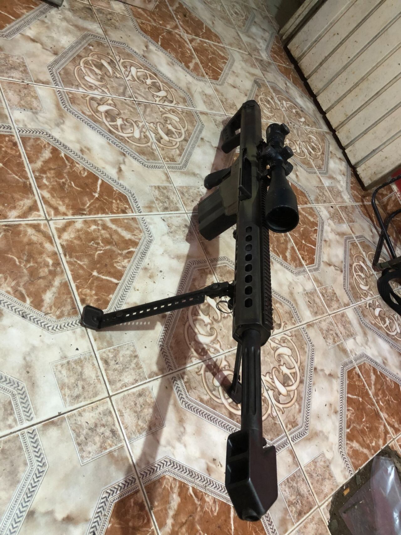 En el celular de alias Pita hallaron fotos de este rifle de precisión Barret 50.