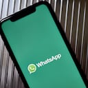 El logotipo de WhatsApp de Facebook Inc. en un teléfono inteligente colocado en el distrito de Brooklyn de Nueva York, EE. UU., el martes 5 de octubre de 2021. Signal y Telegram, dos aplicaciones de mensajería privada, registraron descargas y se dispararon durante el tiempo de inactividad prolongado. de la red de aplicaciones y servicios de Facebook Inc. Fotógrafo: Gabby Jones/Bloomberg vía Getty Images