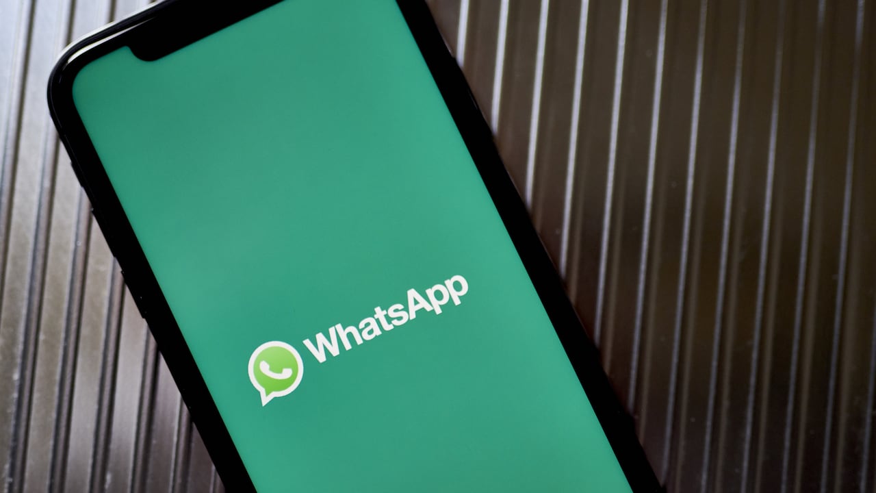 El logotipo de WhatsApp de Facebook Inc. en un teléfono inteligente colocado en el distrito de Brooklyn de Nueva York, EE. UU., el martes 5 de octubre de 2021. Signal y Telegram, dos aplicaciones de mensajería privada, registraron descargas y se dispararon durante el tiempo de inactividad prolongado. de la red de aplicaciones y servicios de Facebook Inc. Fotógrafo: Gabby Jones/Bloomberg vía Getty Images