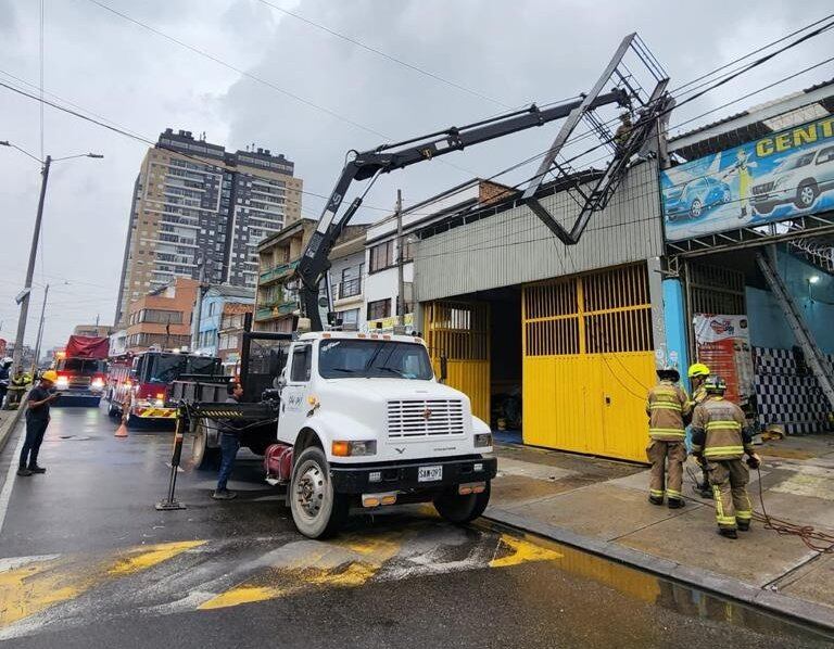 Bomberos de la estación Central, apoyaron para retirar valla metálica que cayó  sobre cables de media tensión, en la cra 27 con cll 5.