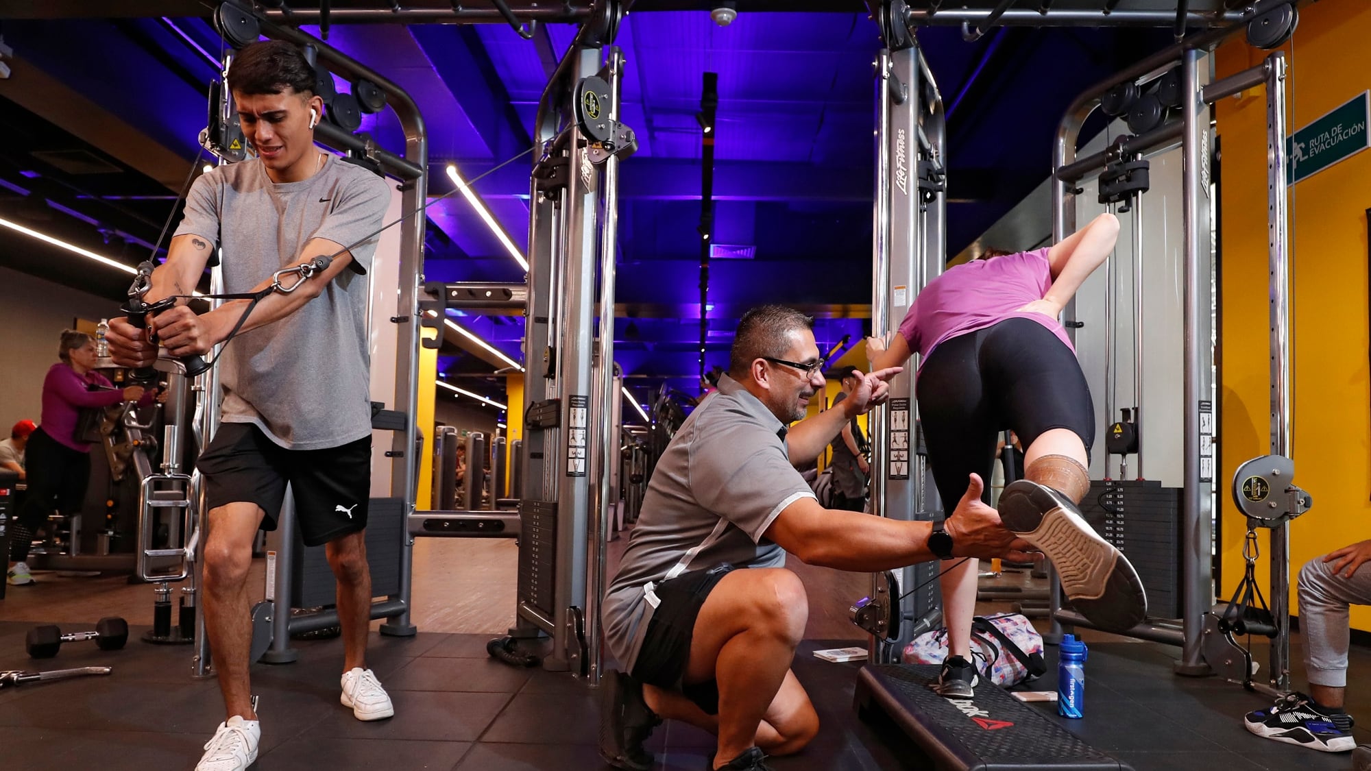 Personas hacen ejercicio en SmartFit