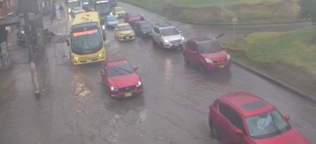 Debido a las fuertes lluvias se presenta encharcamiento en la localidad de Ciudad Bolívar, en la Av. Boyacá con calle 66 Sur, sentido Sur - Norte.