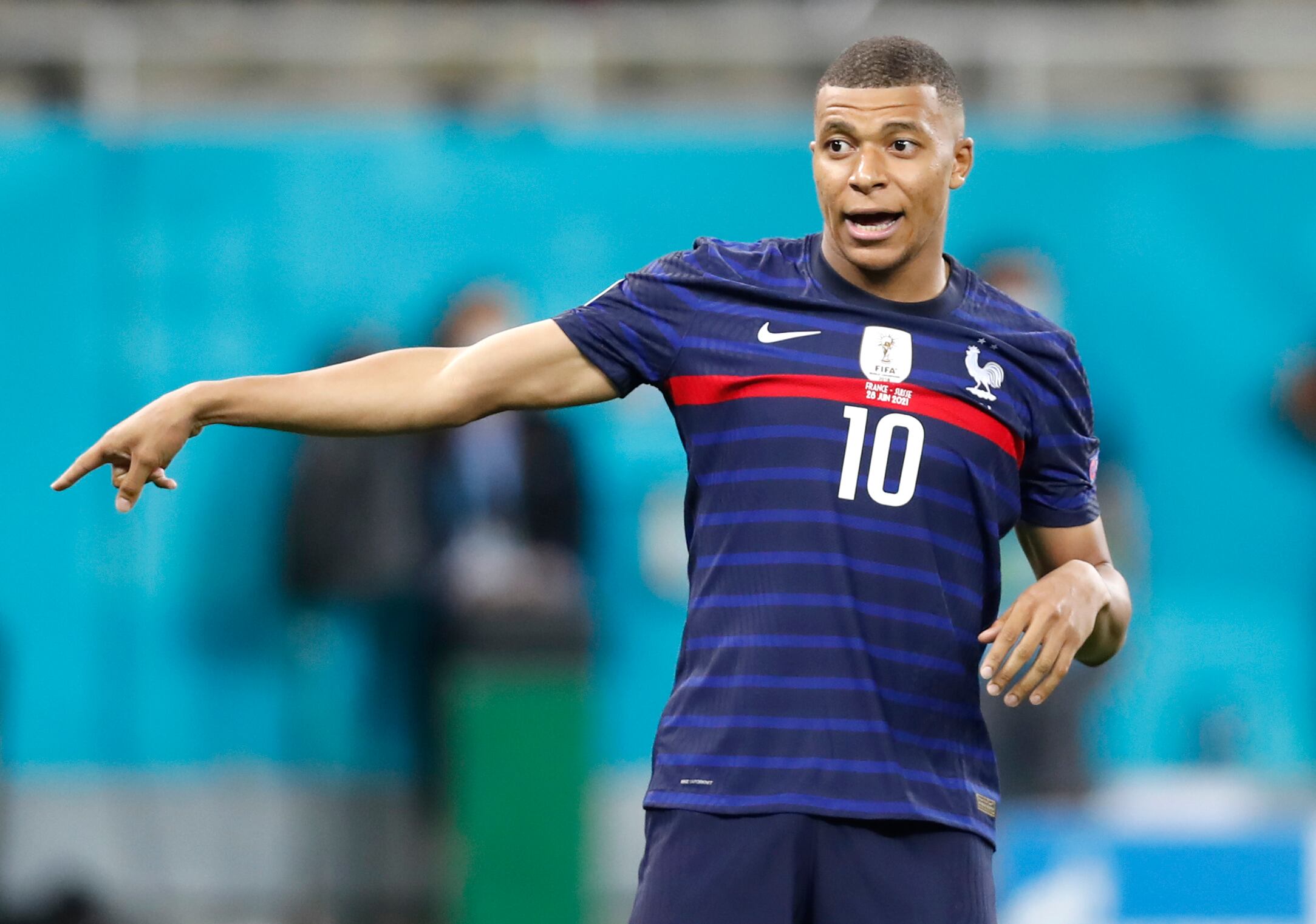 El francés Kylian Mbappé reacciona después de perder una oportunidad de anotar en el partido de octavos de final de la Eurocopa 2020 entre Francia y Suiza en el estadio National Arena en Bucarest, Rumania. (Robert Ghement / Pool vía AP)