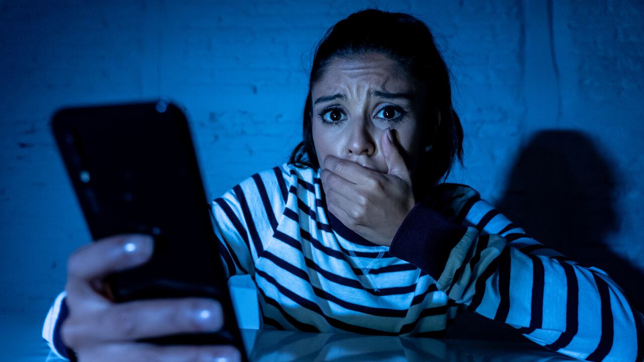 Expertos alertan sobre un botón en WhatsApp que permite robar dinero de cuentas bancarias.