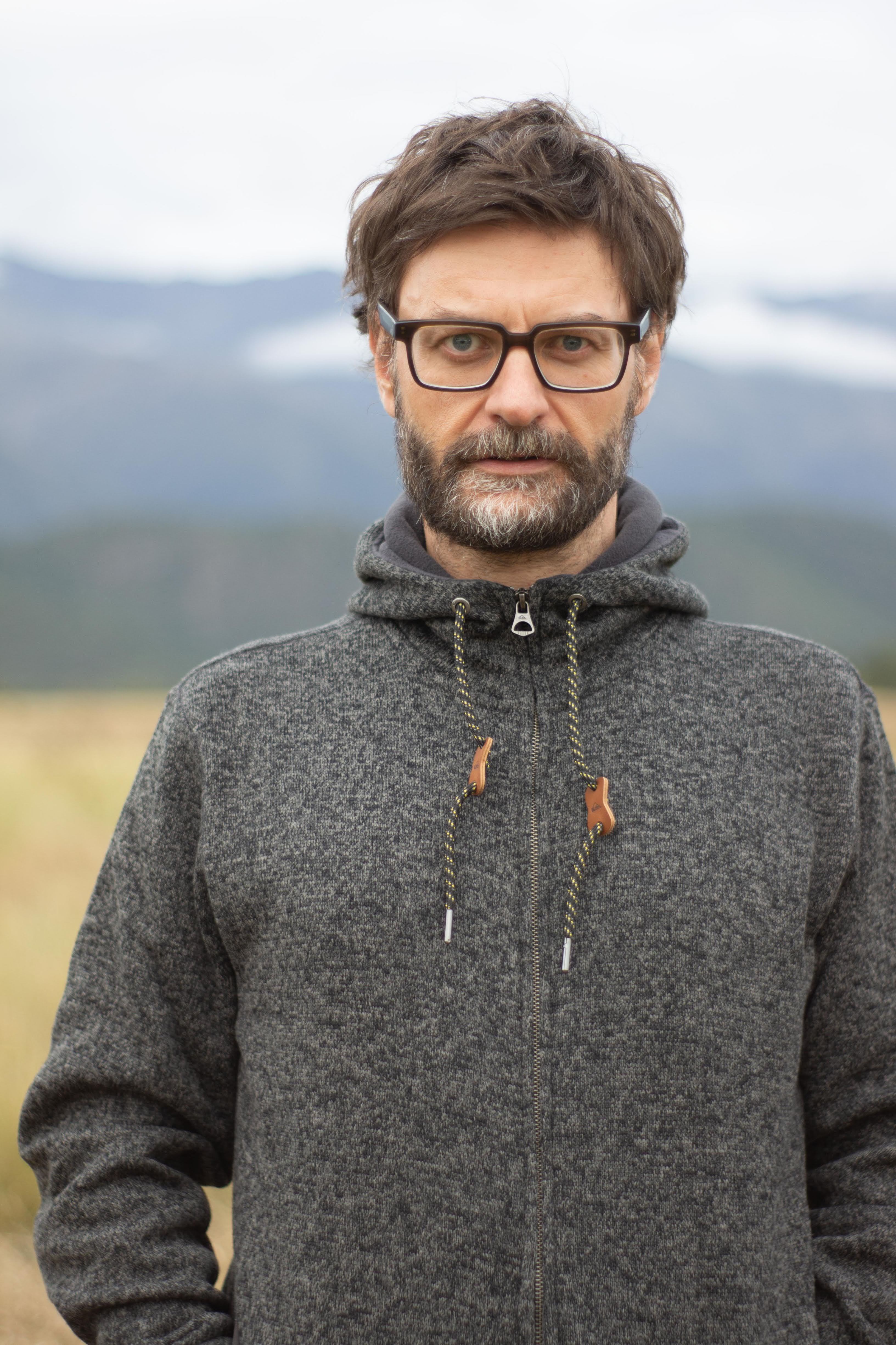 Federico Falco nació en General Cabrera, Córdoba, Argentina, en 1977.  Ha escrito cuentos, poemas y novelas. En FILBo presenta 'Cielos de Córdoba', sobre la cual responde nuestro custionario.