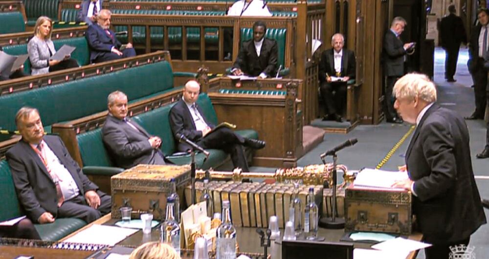 El texto pasó, la semana anterior, en la Cámara de los Comunes y ahora deberá examinarlo la Cámara de los Lores. Johnson querría, con su ley, recuperar terreno político tras su caída de  aprobación por su manejo de la pandemia.