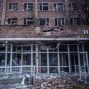 Un visión del Hospital N° 3 deteriorado luego de ser atacado por el Ejército ucraniano en el Raión de Kalinin, en Donetsk, Ucrania. La fortaleza de los separatistas en Donetsk fue sacudida por un fuerte fuego de artillería el pasado domingo, se trató de una batalla por el control del aeropuerto de la ciudad. Un millón de personas que vivían en estas calles perdieron su hogar en el ataque. (AP)