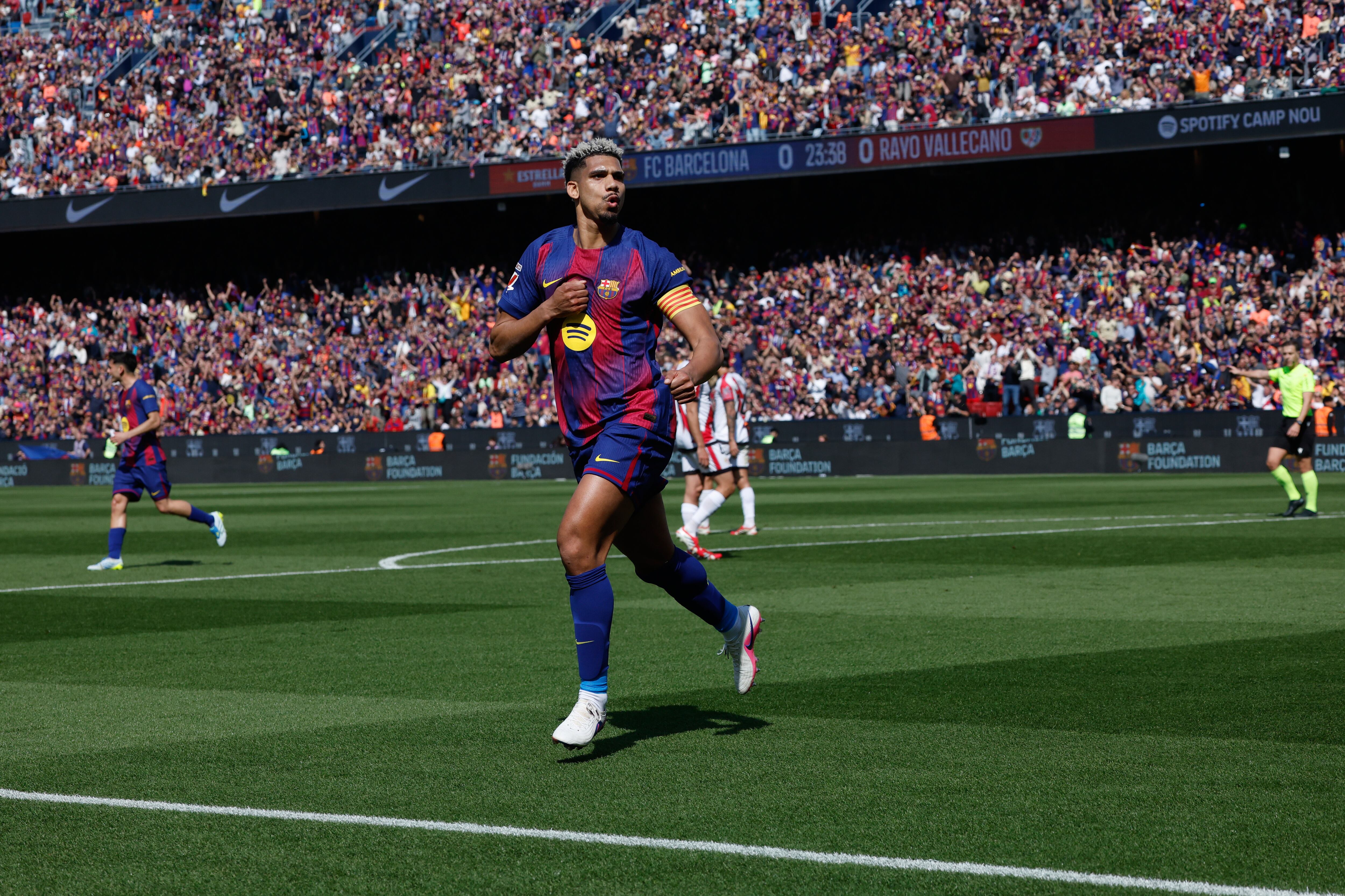 Ronald Araujo celebrando el gol del triunfo del F.C. Barcelona sobre Rayo Vallecano.