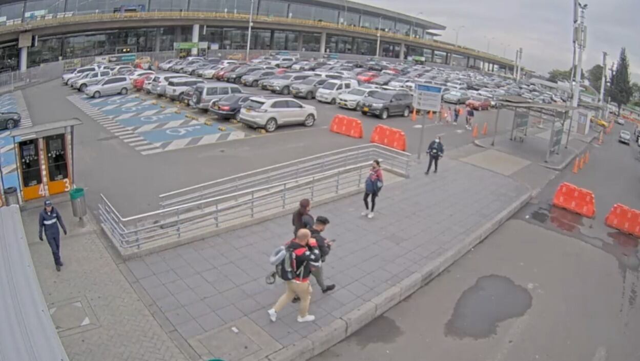 Según la Policía, afuera del aeropuerto, los migrantes eran recogidos por otros integrantes de la red de trata de personas.