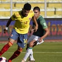 MIRAFLORES, BOLIVIA - SEPTEMBER 02: Luis Diaz of Colombia controls the ball against Diego Bejarano of Bolivia during a match between Bolivia and Colombia as part of South American Qualifiers for Qatar 2022 at Estadio Hernando Siles on September 02, 2021 in Miraflores, Bolivia. (Photo by Javier Mamani/Getty Images)