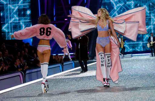 Modelos desfilando las prendas de las últimas creaciones en el Grand Palais, en Paris. AP