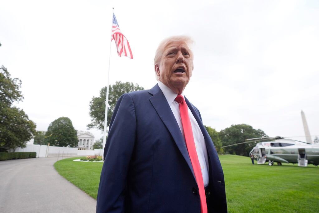 El presidente Donald Trump habla con los medios de comunicación en el Jardín Sur de la Casa Blanca antes de abordar el Marine One rumbo a la Base Conjunta Andrews, Maryland, el domingo 21 de septiembre de 2025 en Washington. (Foto AP/Mark Schiefelbein)