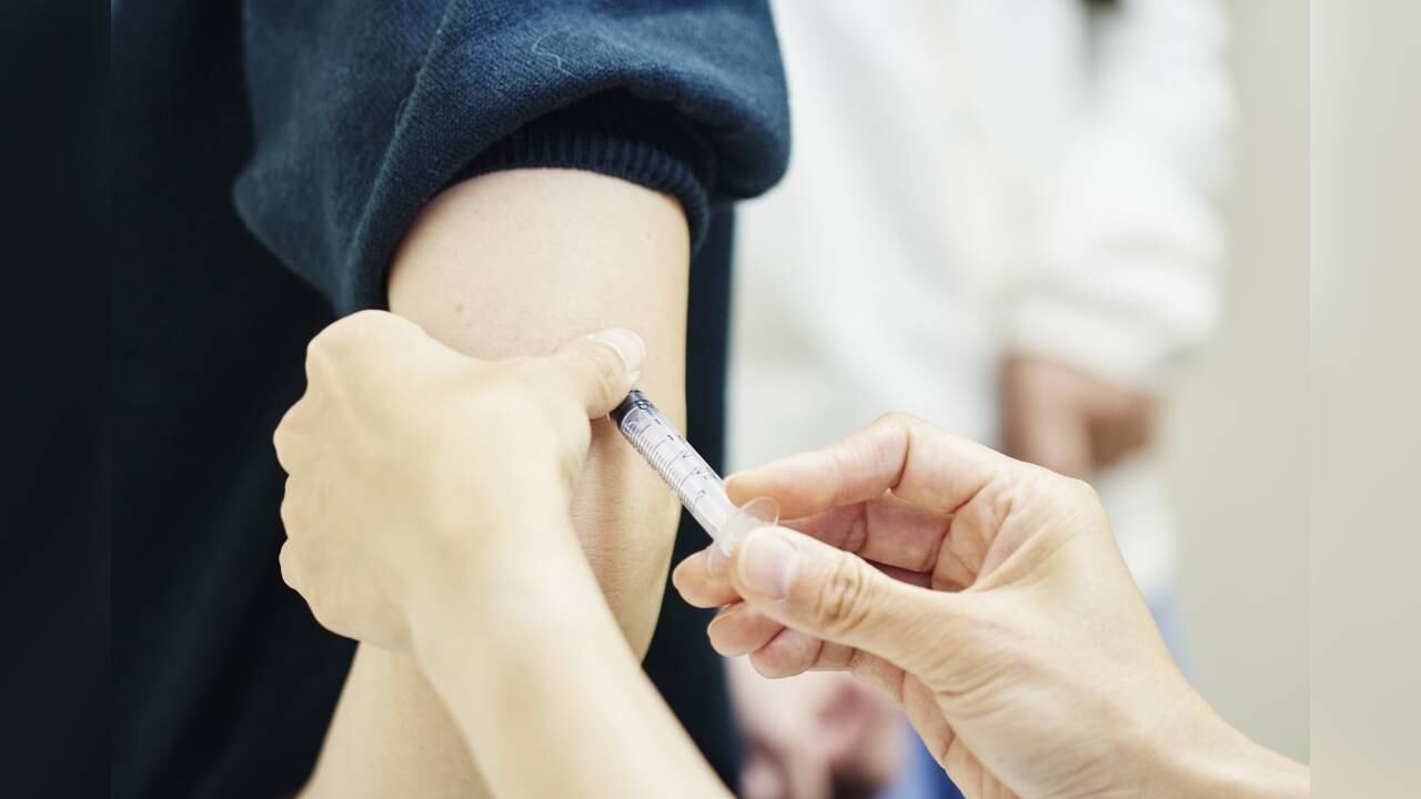 Joven en Estados Unidos tuvo que viajar a otra ciudad, para vacunarse contra la covid -19 a escondidas de sus padres. Imagen de referencia. Foto: Gettyimages.