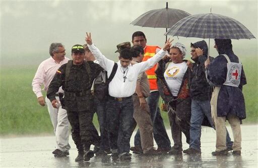 La operación de liberación inició en la mañana de este miércoles en el aeropuerto de Cali. Desde allí, sobre las 11:00 de la mañana, despegó el helicóptero que trajo de regreso a la libertad a los dos uniformados.