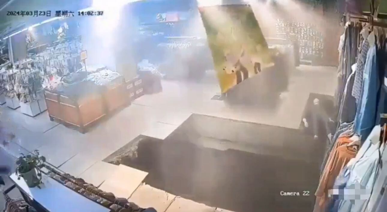 Las autoridades llegaron al centro comercial para esclarecer lo ocurrido