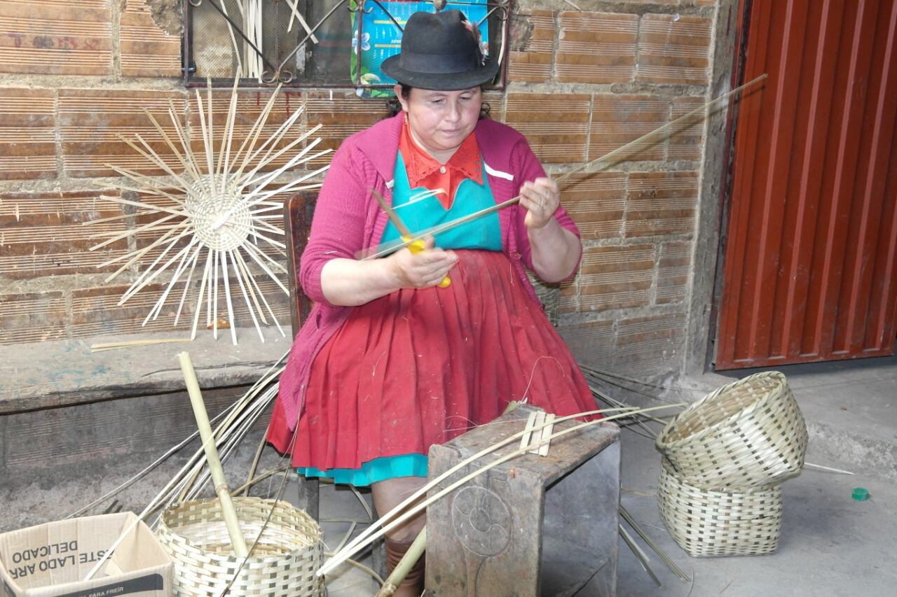 María del Transito Jiménez vende sus artesanías en la plaza principal de Jenesano todos los domingos.